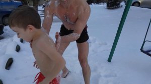 Обтирание снегом на улице