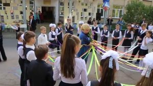 Первая учительница отпускает учеников. 4б школа №4.