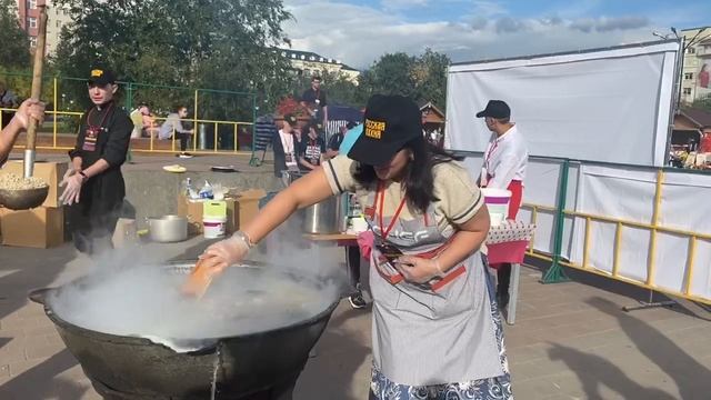 Зампред правительства Забайкалья помогает готовить мегауху на центральной площади смотреть онлайн