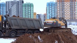 Разработка грунта экскаватором с погрузкой в самосвал