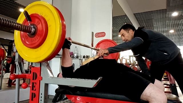 Жим лёжа на маленький брусок 110 на 2 смотреть онлайн