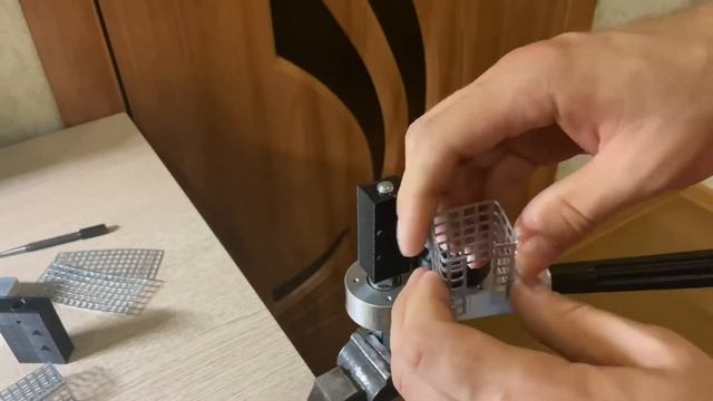 Гибка кормушек из немецкой сетки 14 и 16 клеток смотреть онлайн