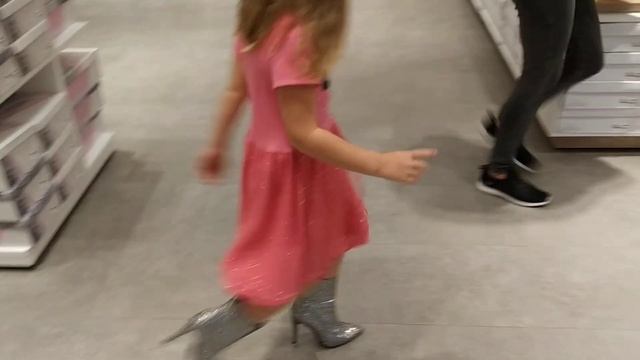 Дети и обувь на каблука. Женщины на каблуках. Как правильно ходить на каблуках. Модницы и каблуки смотреть онлайн