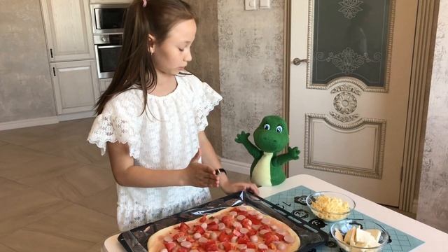 ГОТОВИМ ПИЦЦУ. Какой сыр подойдет идеально? Ответ здесь. ШКОЛА ДИНОЗАВРИКА ИГОРЁШИ смотреть онлайн