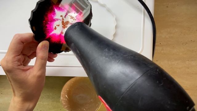 Придаём форму эпоксидной  смоле #эпоксиднаясмола #epoxy