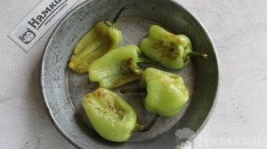 Острая закуска из болгарских перцев с уксусом, чесноком и зеленью