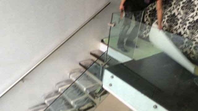 изготовление стеклянных лестниц