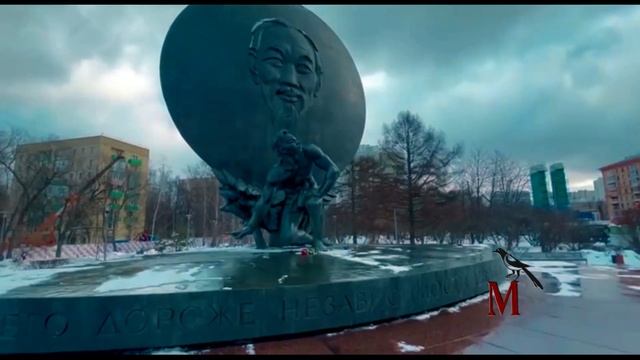 Вьетнамец у памятника Хо Ши Мину смотреть онлайн