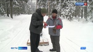 В Петрозаводске энтузиаст лыжного спорта нарезает лыжню для всех спортсменов города