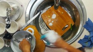 Как экономить воду при мытье посуды ?