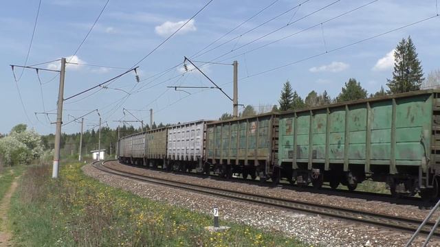 ЭП1М-801 с пассажирским поездом Волгоград - Нижневартовск и встречный ВЛ80С с грузовым поездом смотреть онлайн