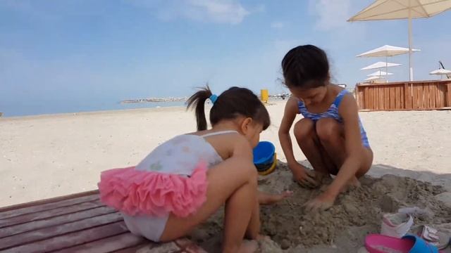 Дети играют на пляже смотреть онлайн