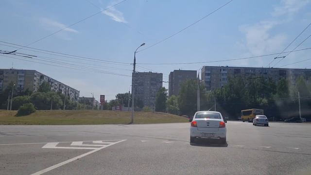 Поворот налево на перекрестке с круговым движением ТРК Столица