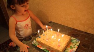 Задуваем свечи на торте, день рождения. Детское видео. Детям