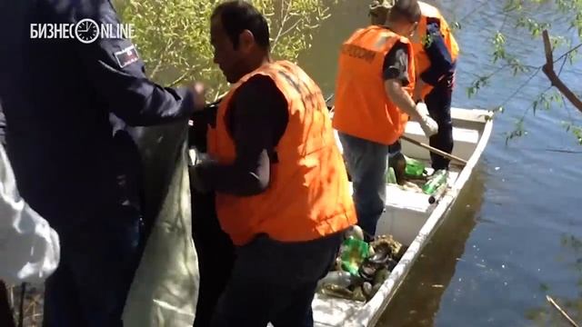 Озеро Харовое при поддержке МЧС РТ очистили от бутылок, пакетов и досок смотреть онлайн