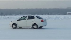 Toyota Platz 4WD на зимнем автодроме