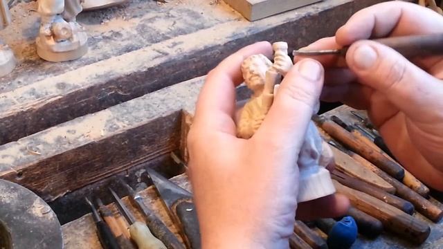 Резьба по дереву. Скульптура "Козак с мушкетом" смотреть онлайн