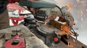Резка металлического профиля диском алмазным отрезным по металлу Hilberg Industrial 216х30 мм, 48Т