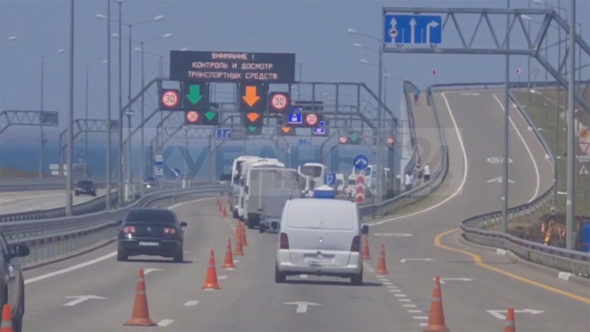 Время пробок на крымском мосту. Пробки Крым мост. Пробки в Крыму сейчас. Крымский мост пробки. Пробка на Крымском мосту.