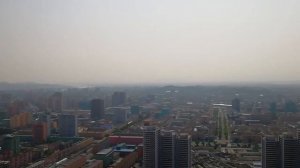 Вид на Пхеньян сверху. Высматриваем трущобы за небоскребами.