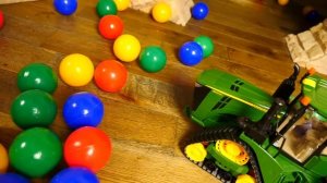 Распаковка и игры с машинками. Видео про трактор и игрушки для детей.