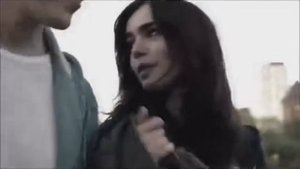 Лили Коллинз.