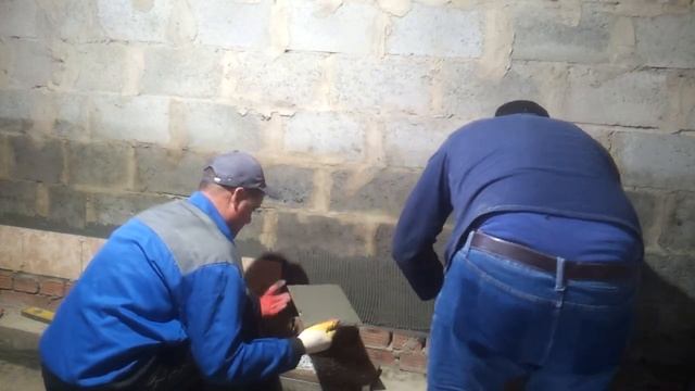 ВНУТРЕННЯЯ ОТДЕЛКА БАНИ. ЧИСТИМ СТЕНЫ ГРУНТУЕМ КЛЕИМ ПЛИТКУ смотреть онлайн