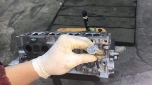 Мотор 5Е фильм 4. Как правильно вывести углы на седлах и притереть клапана на ГБЦ.