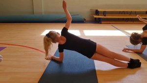 Силовая гимнастика в зале для синхронного плавания. Возраст детей 6 лет