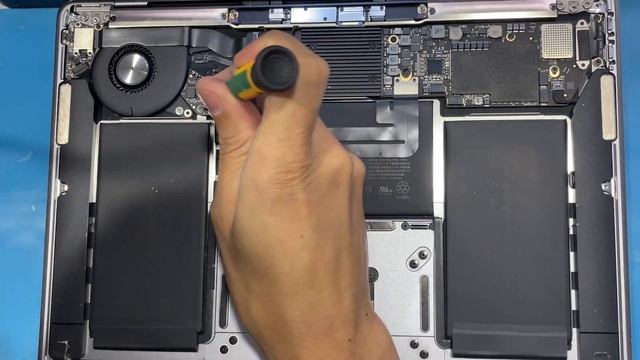 Como trocar a bateria do MacBook Air ? MacBook A1932 desligando? смотреть онлайн