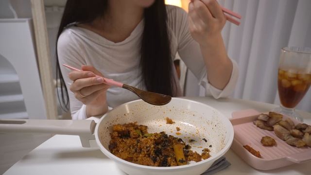 ENG)?맛있는 오꼬노미야끼 만들고 싸이버거 먹기, 예산시장 다녀 온 자취일상, 파전, 콘치즈떡, 낙곱새 볶음밥, 3단 샌드위치, 마트 장 보기, 수선화 축제 смотреть онлайн