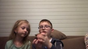 Смотрим что в сумке у моей сестры