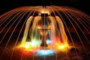 Очень красивый переливающийся цветами фонтан в Черкесске   фонтан  цветные фонтаны  парки и скверы