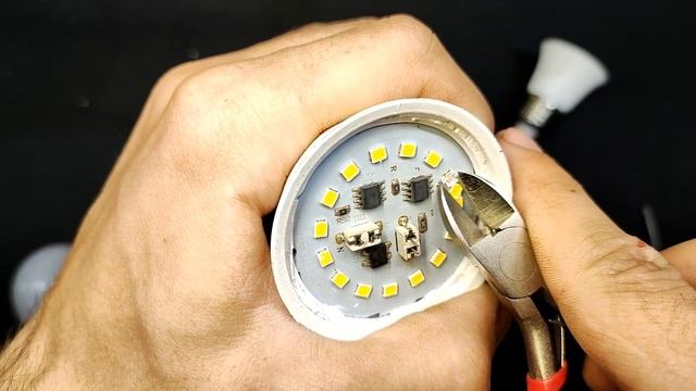 Не выбрасывай нерабочую лампочку не посмотрев это видео ! смотреть онлайн