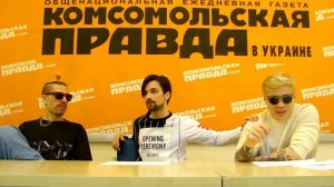 Никита из группы АГОНЬ читает стих во время интервью