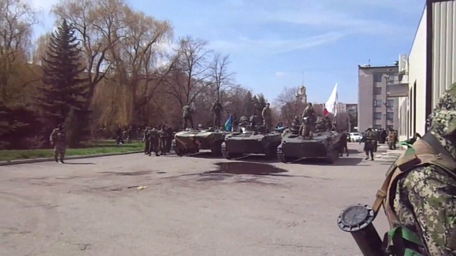 Краматорск и Славянск, 16.04.2014 Самооборона получила БМД смотреть онлайн