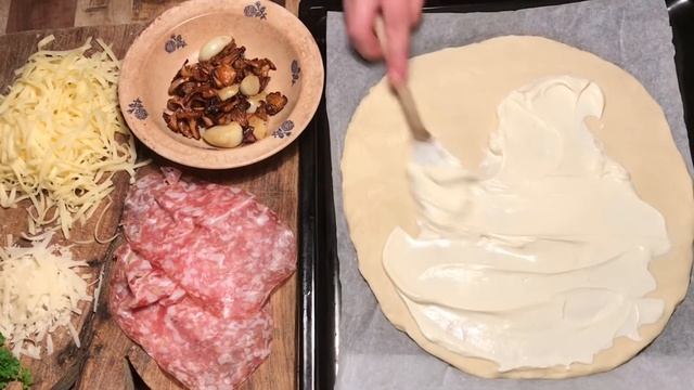 Грибная Пицца ? | Лисички, белый соус, деликатесный лук...Вкуснее пиццы не получится!