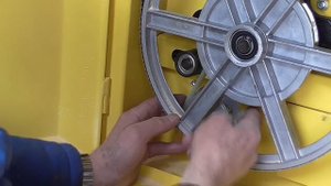 Проще не придумаешь!   Устранение люфта направляющей ленточной пилы.