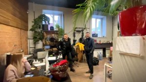 Оформляем фасад магазина в новогоднем стиле