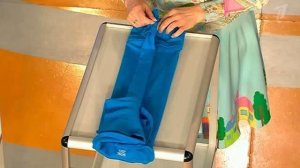 Как быстро свернуть футболку. Жить здорово! Фрагмент выпуска от 10.06.2015