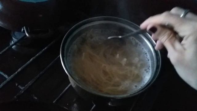 Спагетти и готовые котлеты