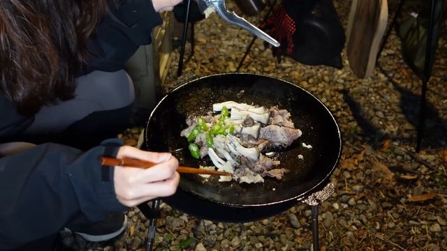 [126캠핑] 이 가격 실화?? 가성비 넘치는 쉽고 편한 솔로캠핑｜평일 솔캠 할인 중｜꿀주｜차돌박이 숙주 볶음｜텐트 밖은 유럽 그리들 타워｜가평 캠핑사이다