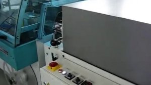 Упаковка коробок конфет роботом.