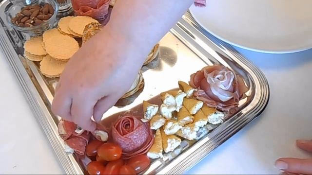 Праздничная плата(ассорти)из колбасы,чипсов,сырной намазки и орехов.