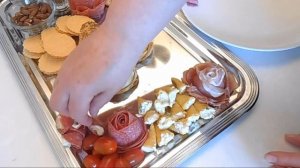 Праздничная плата(ассорти)из колбасы,чипсов,сырной намазки и орехов.