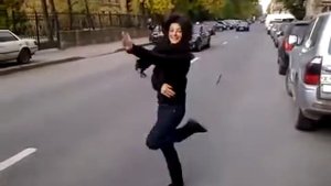 Классный танец девушки на дороге