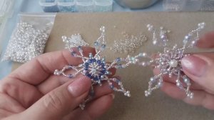 DIY || Красивая снежинка из бисера и бусин || Новогоднее украшение Как украсить новогодний подарок