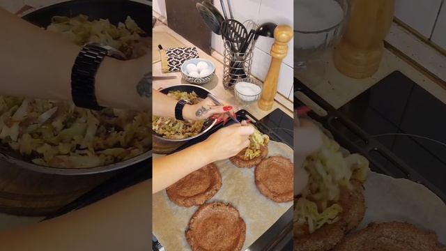 Ватрушки с капустой и яйцом #безмуки конечно же ???? смотреть онлайн