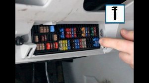 Замена предохранителя №58 ближнего света правой фары в Шкода Фабия.