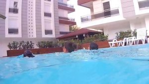 Дети плавают в бассейне наперегонки ♥ 5yo kids swimming underwater vs 10yo children